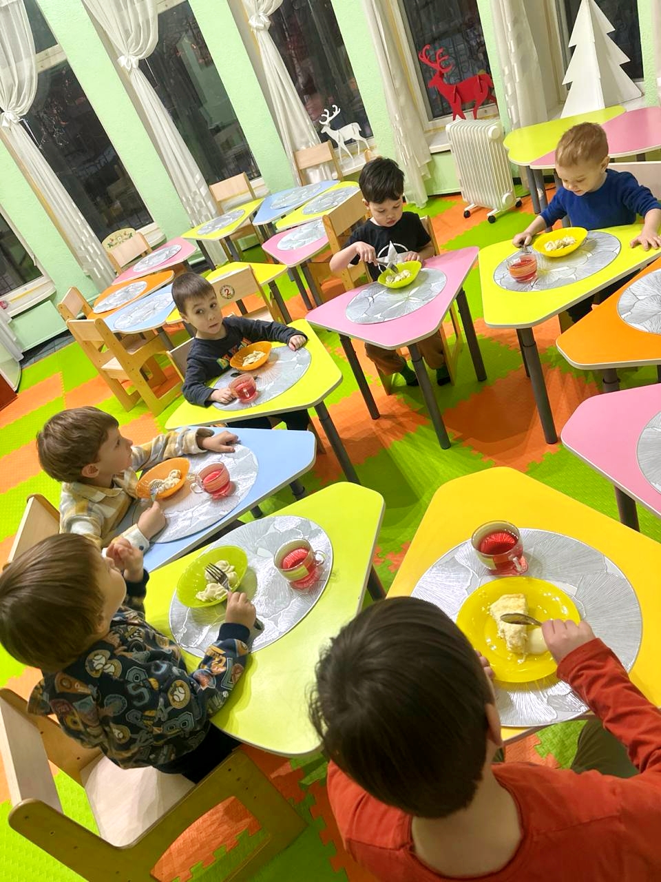 Дети ужинают домашней едой с компотом
