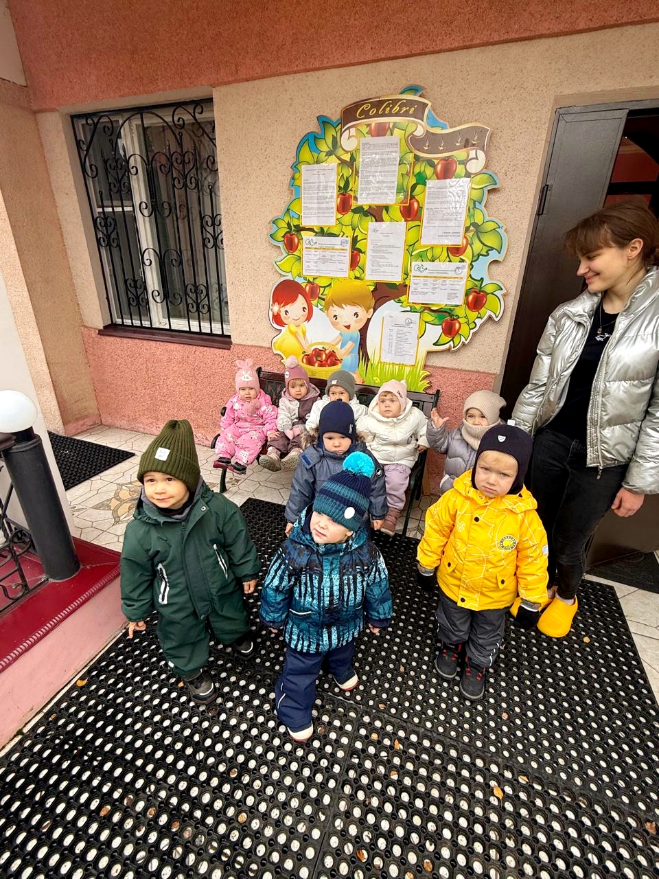 Группа детей с воспитателем у входа в детский сад «Колибри»